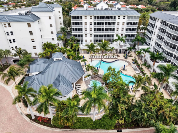 Spacious 3-Bedroom Condo in Naples - Renovated Resort-Style Amenities